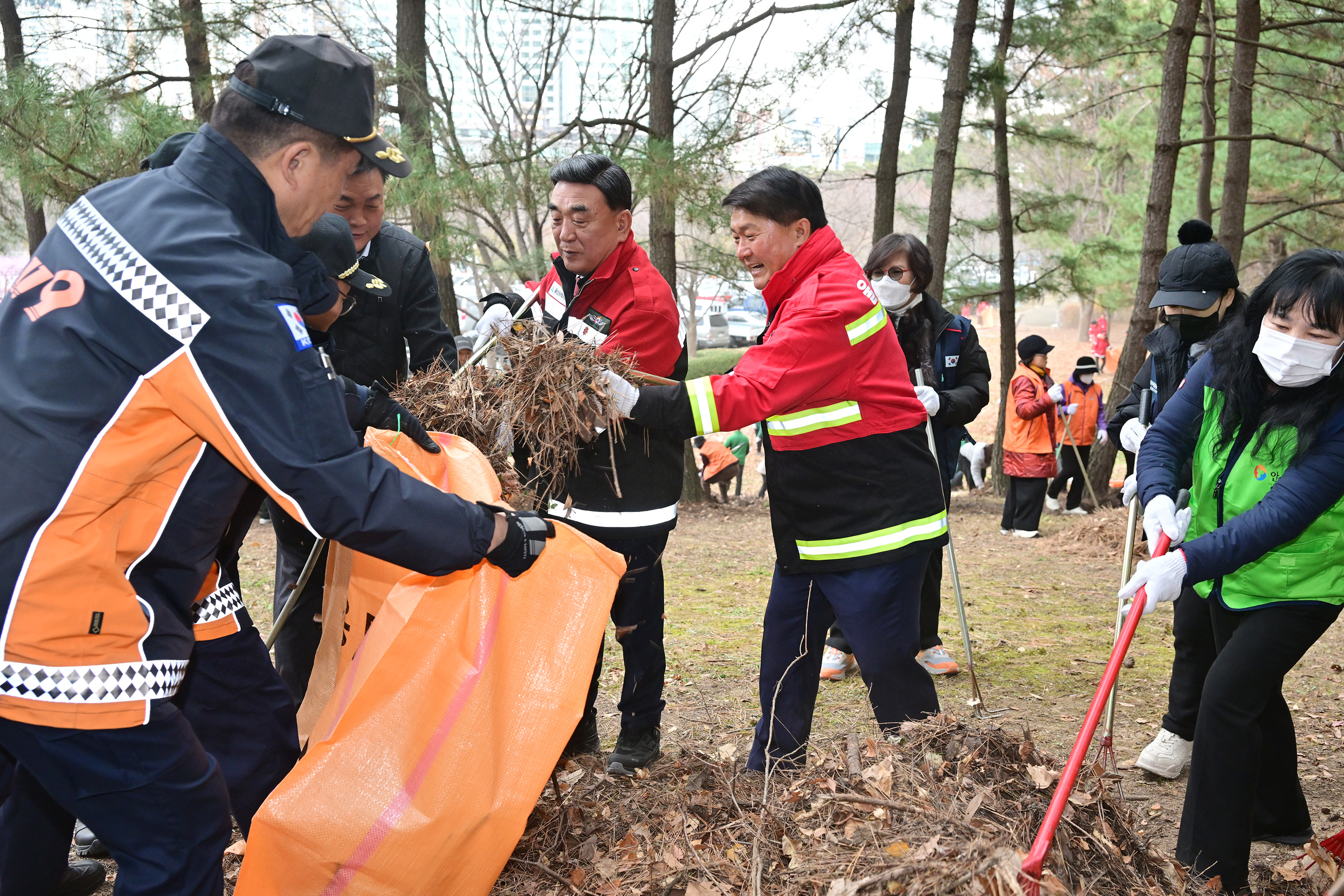 산불예방을 위한 도심 주변 산림 내 인화물질 제거 캠페인 11