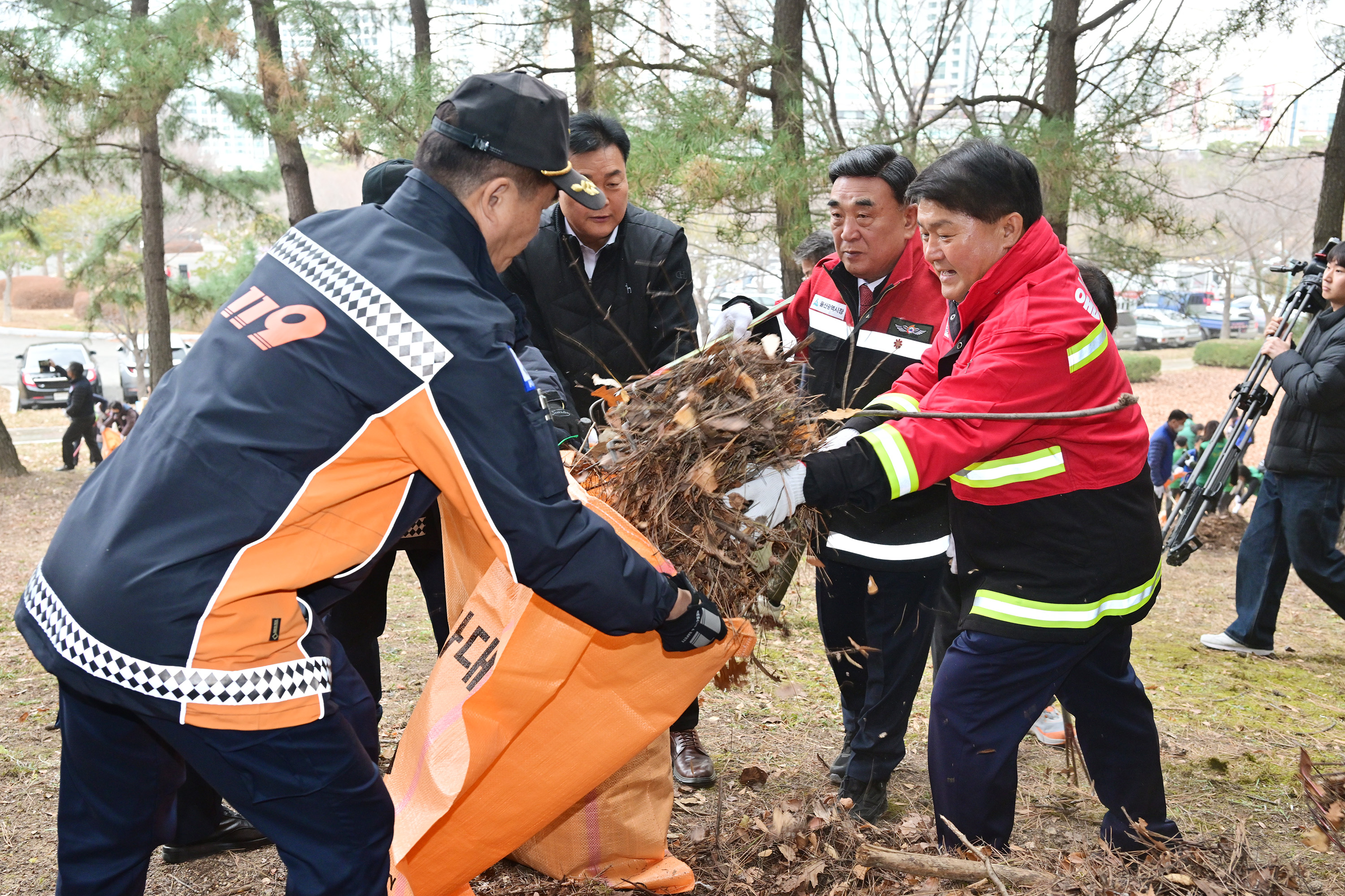 산불예방을 위한 도심 주변 산림 내 인화물질 제거 캠페인 3