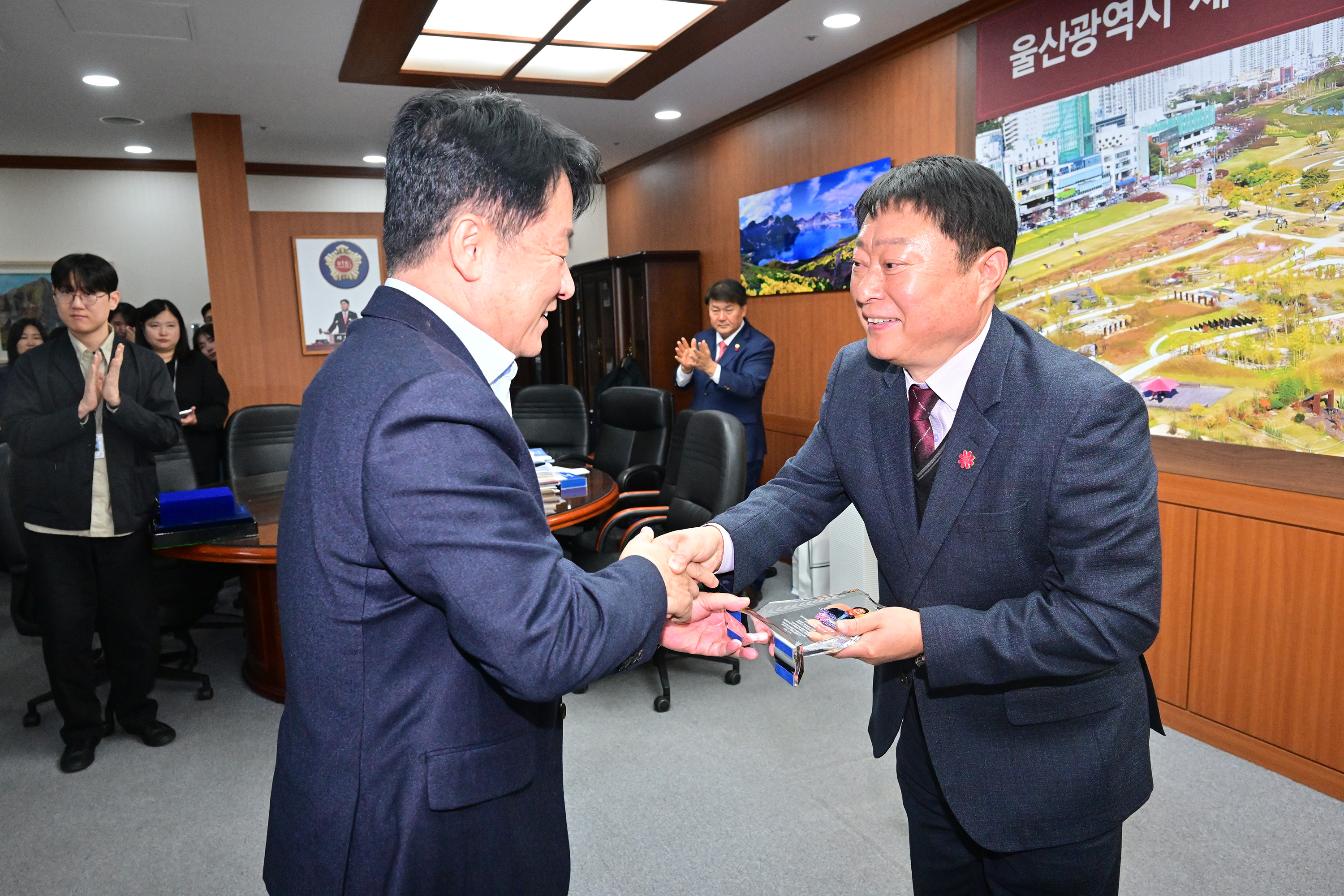 이성룡 의장, 명예퇴직자 공로패·기념패 수여11