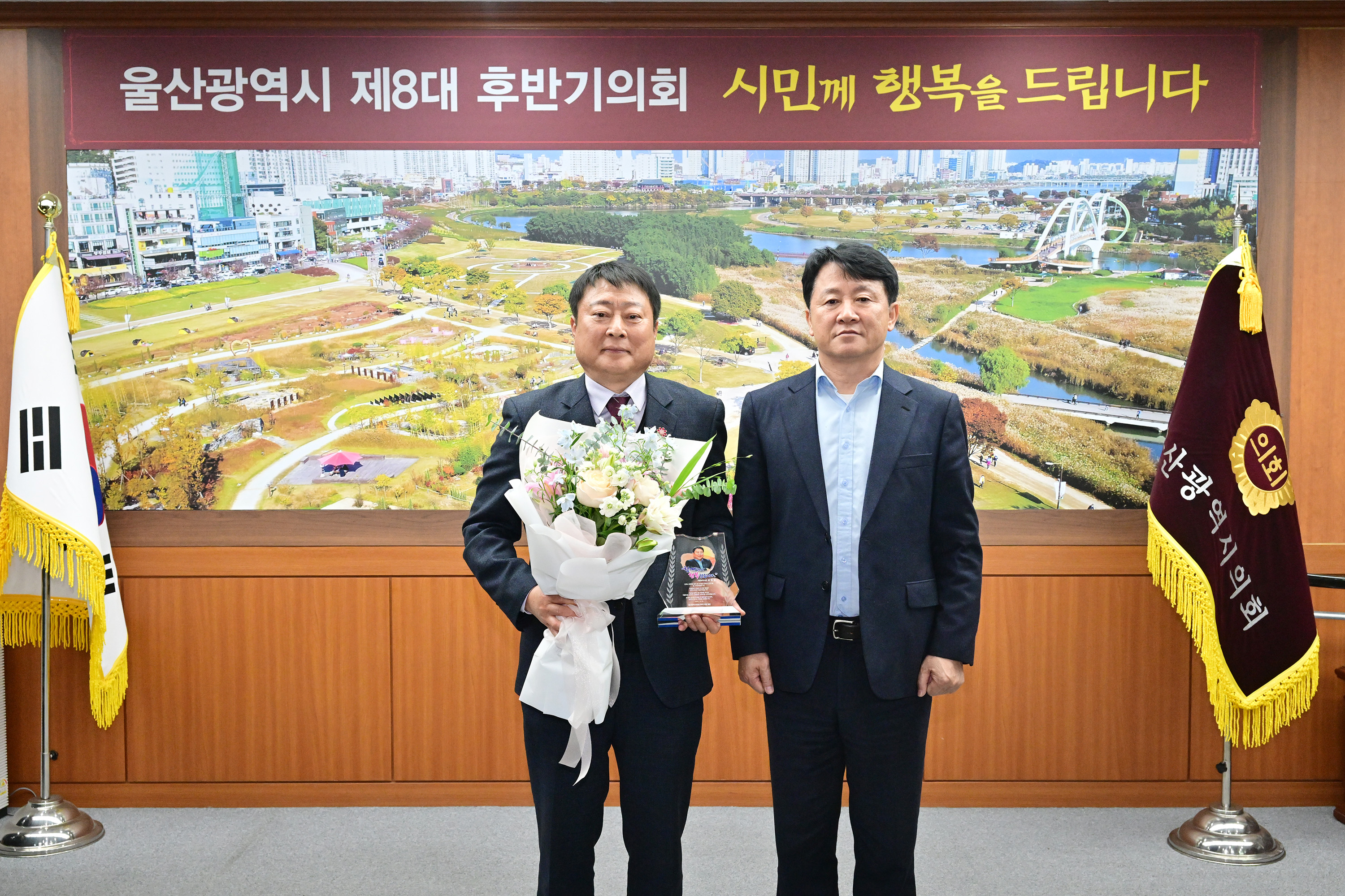 이성룡 의장, 명예퇴직자 공로패·기념패 수여12