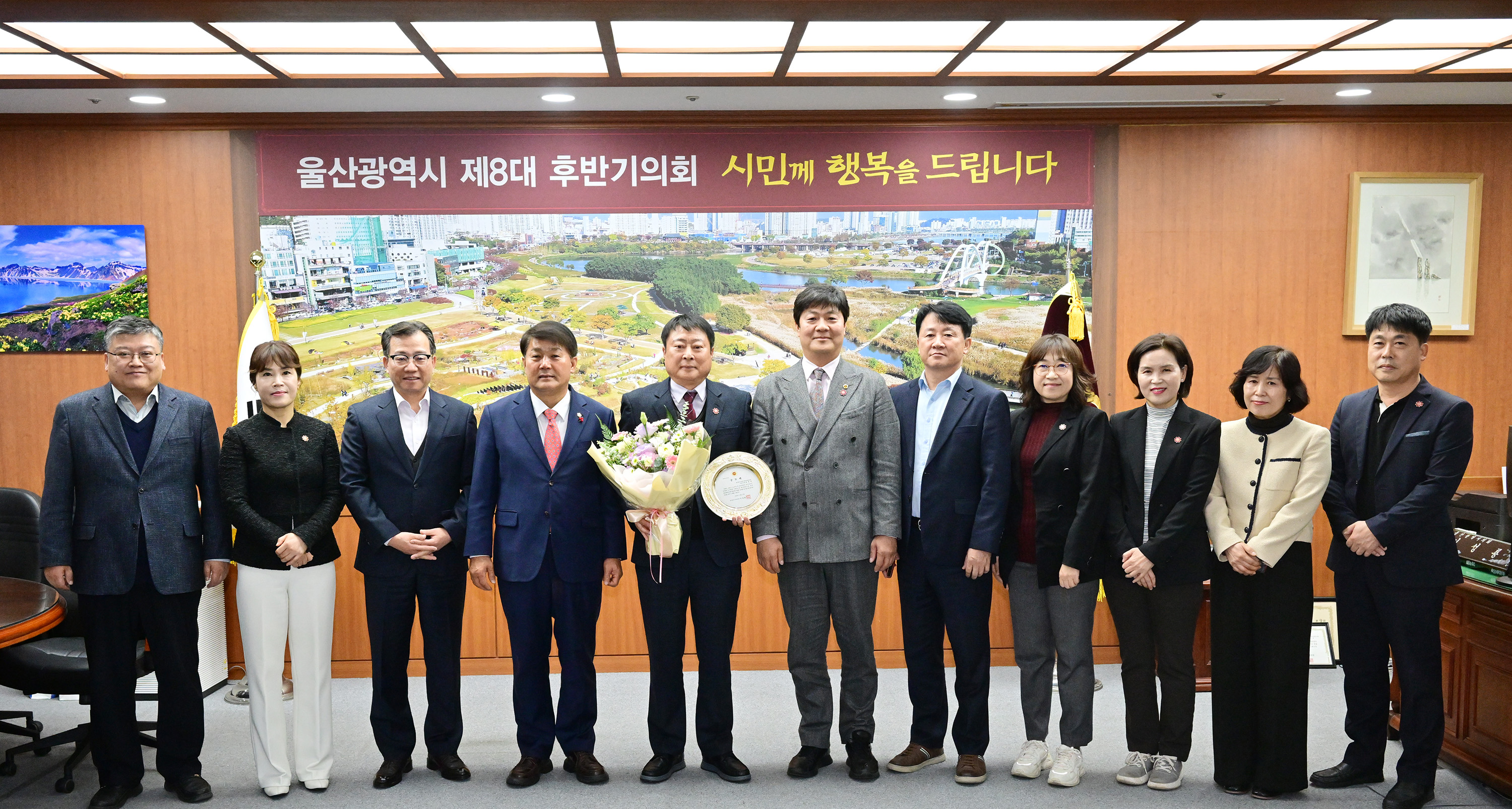 이성룡 의장, 명예퇴직자 공로패·기념패 수여13