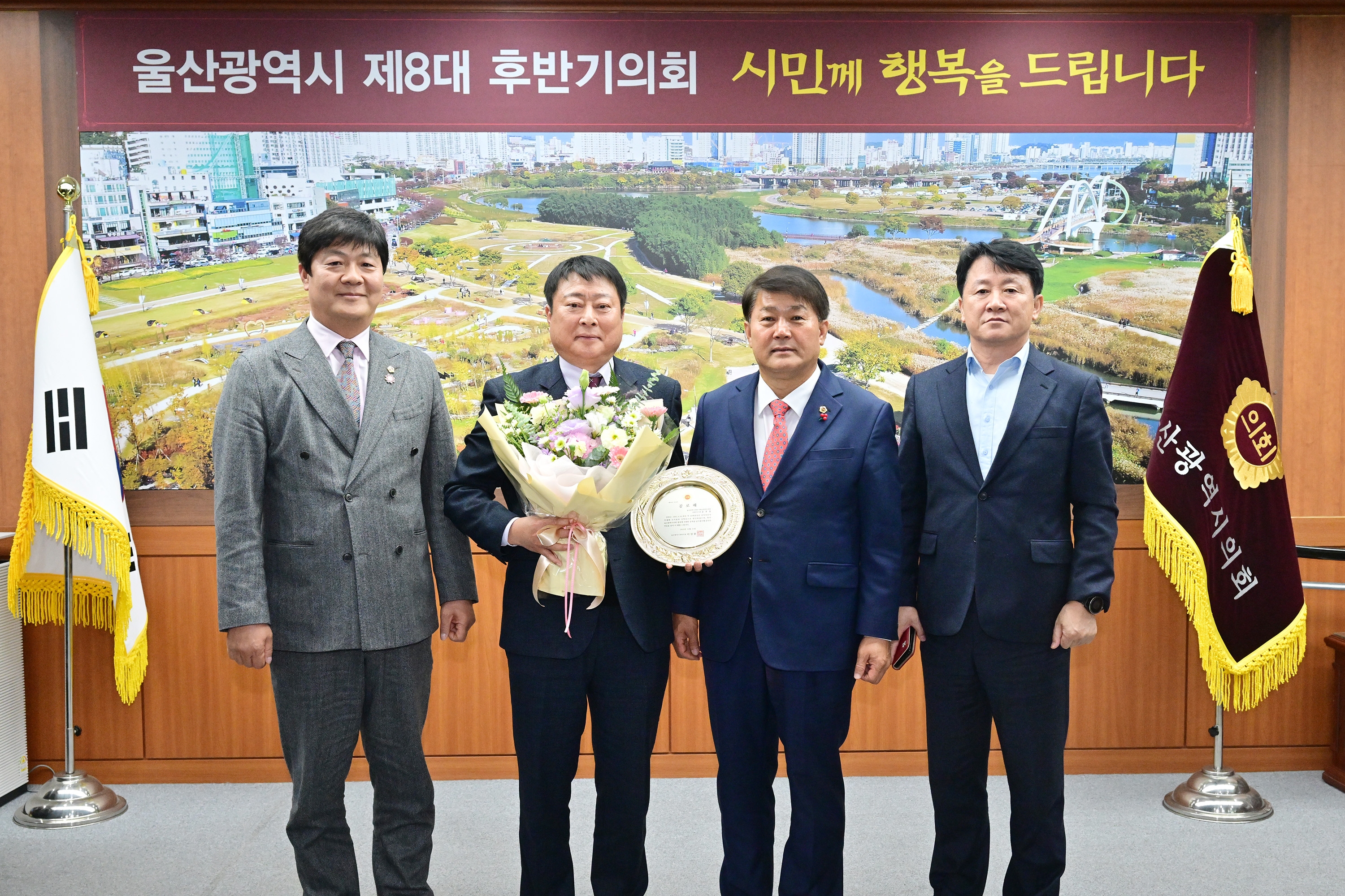 이성룡 의장, 명예퇴직자 공로패·기념패 수여9