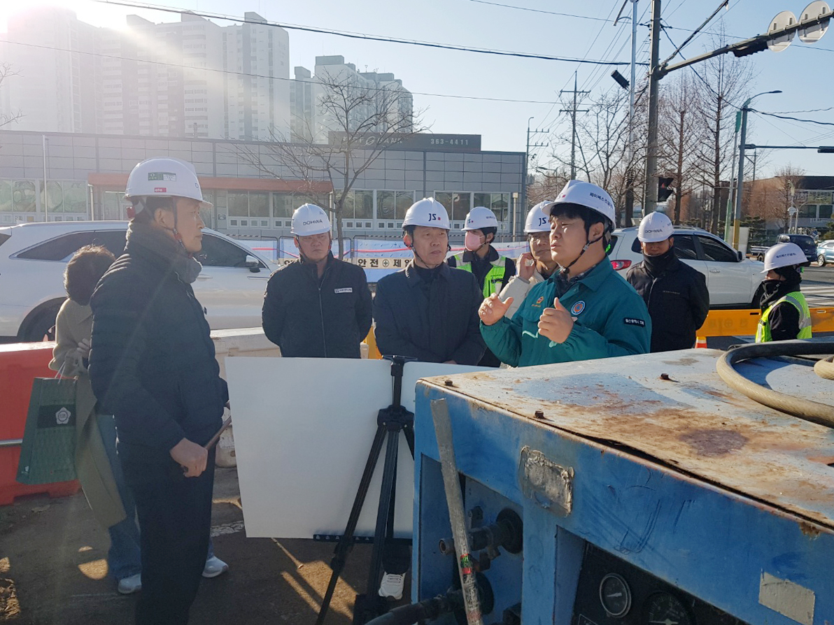 공진혁 운영위원장, 회야하수처리구역 차집관로 정비공사 현장점검2