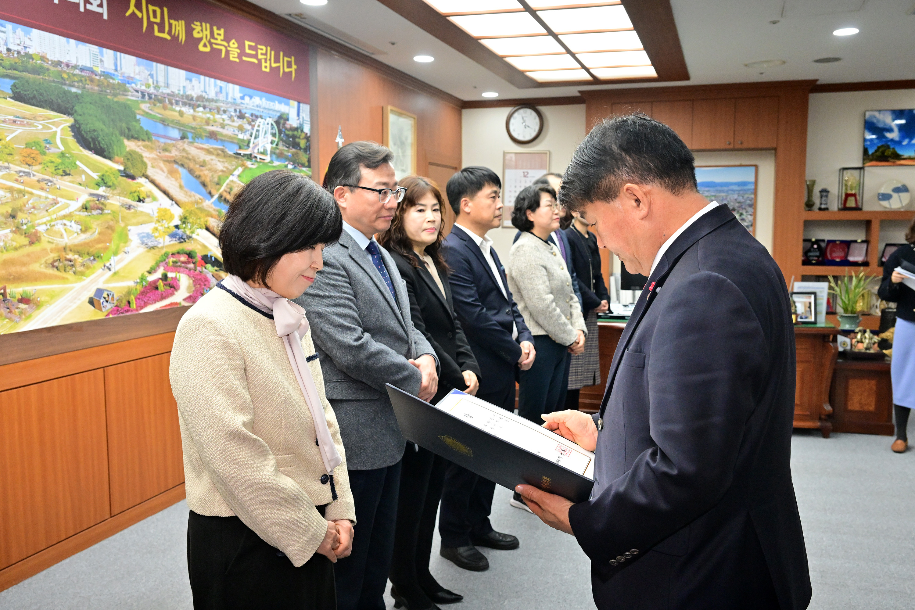 울산광역시의회 2026년 상반기 정기인사 5급 이상 인사발령 임용장 수여2