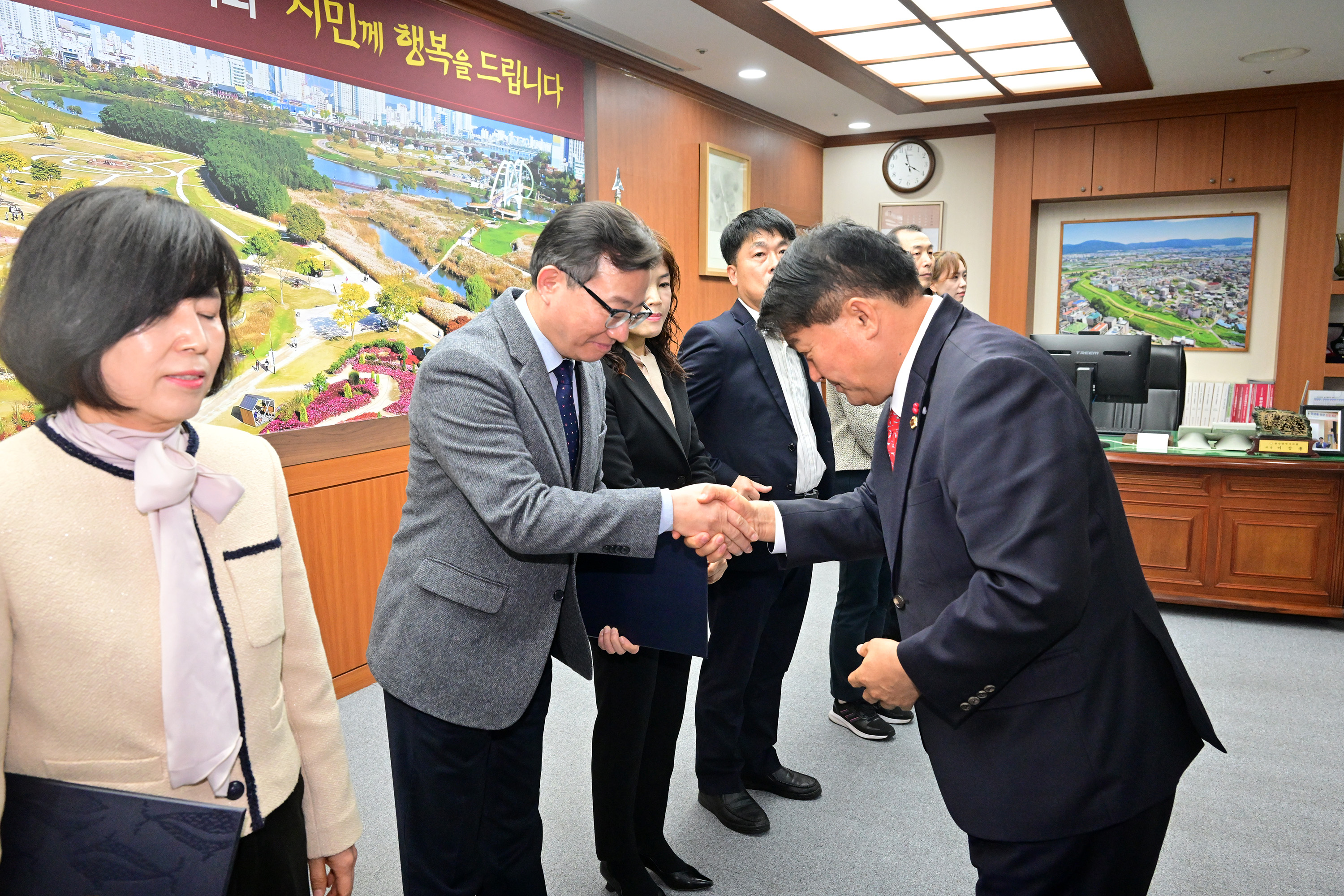 울산광역시의회 2026년 상반기 정기인사 5급 이상 인사발령 임용장 수여4