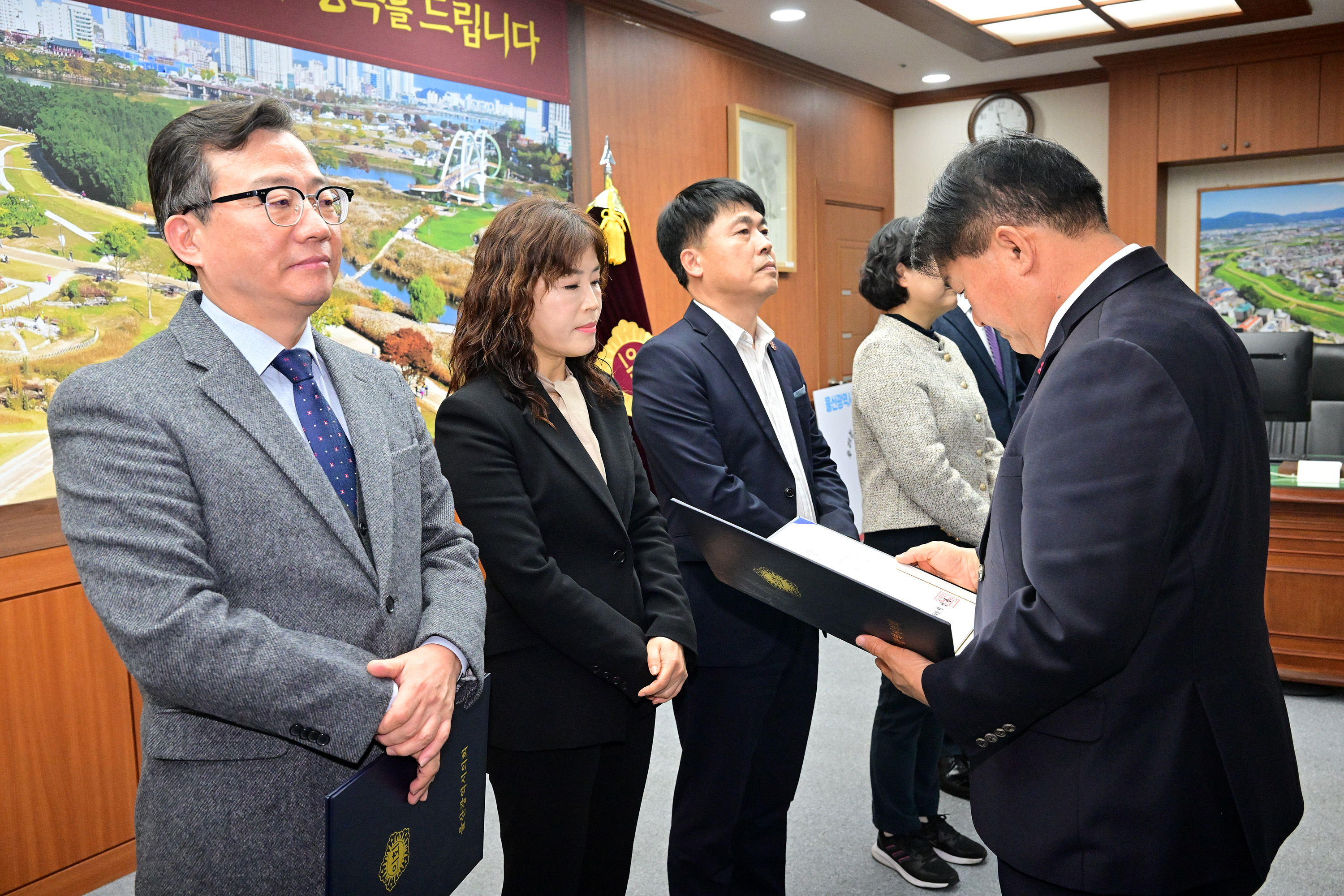 울산광역시의회 2026년 상반기 정기인사 5급 이상 인사발령 임용장 수여5