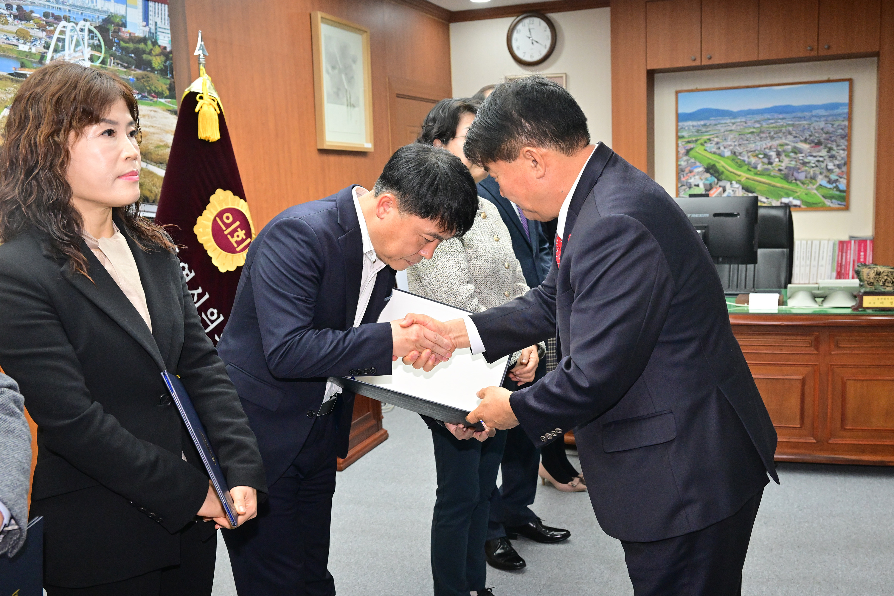 울산광역시의회 2026년 상반기 정기인사 5급 이상 인사발령 임용장 수여6