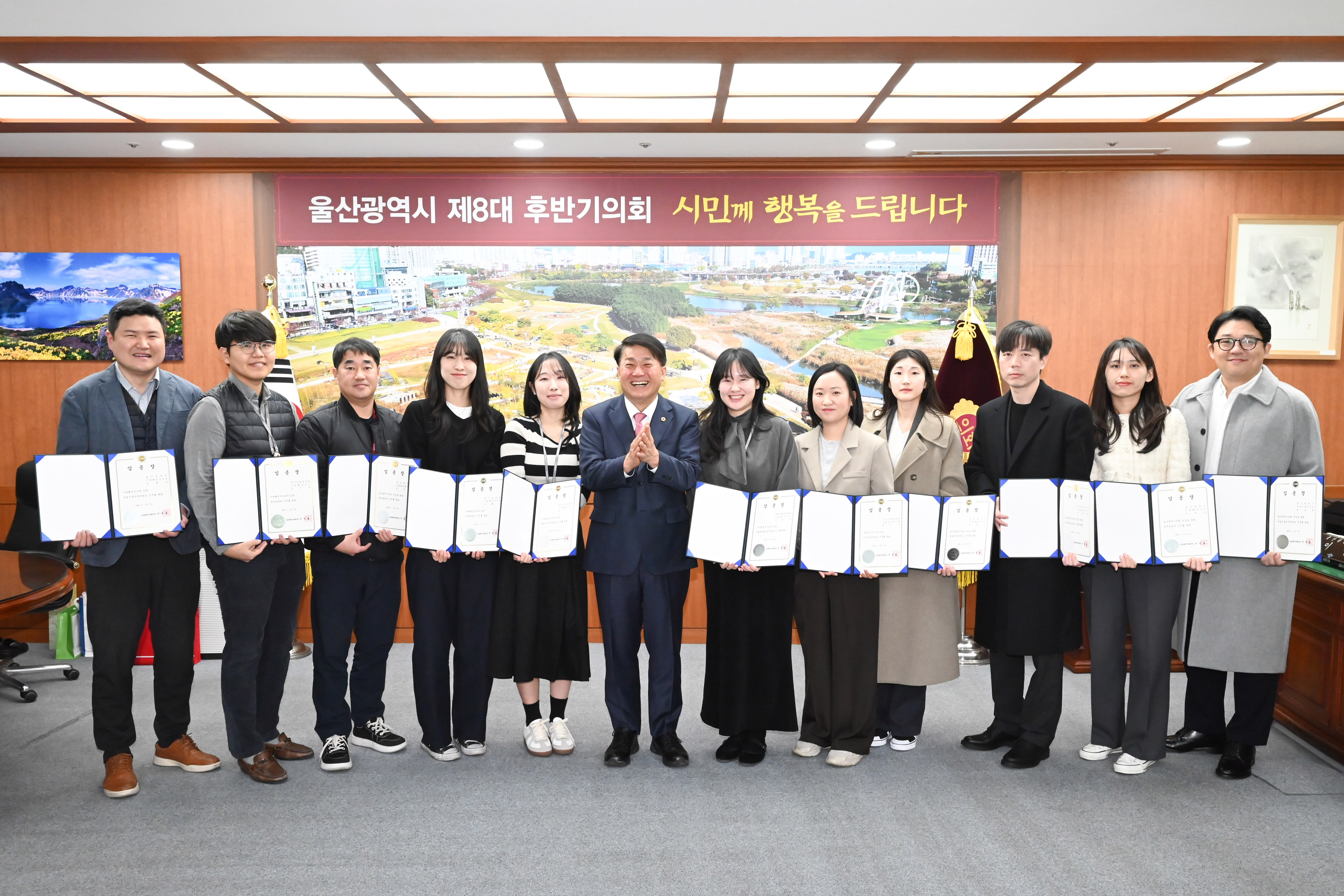 이성룡 의장, 정기인사 발령자들과 환담1