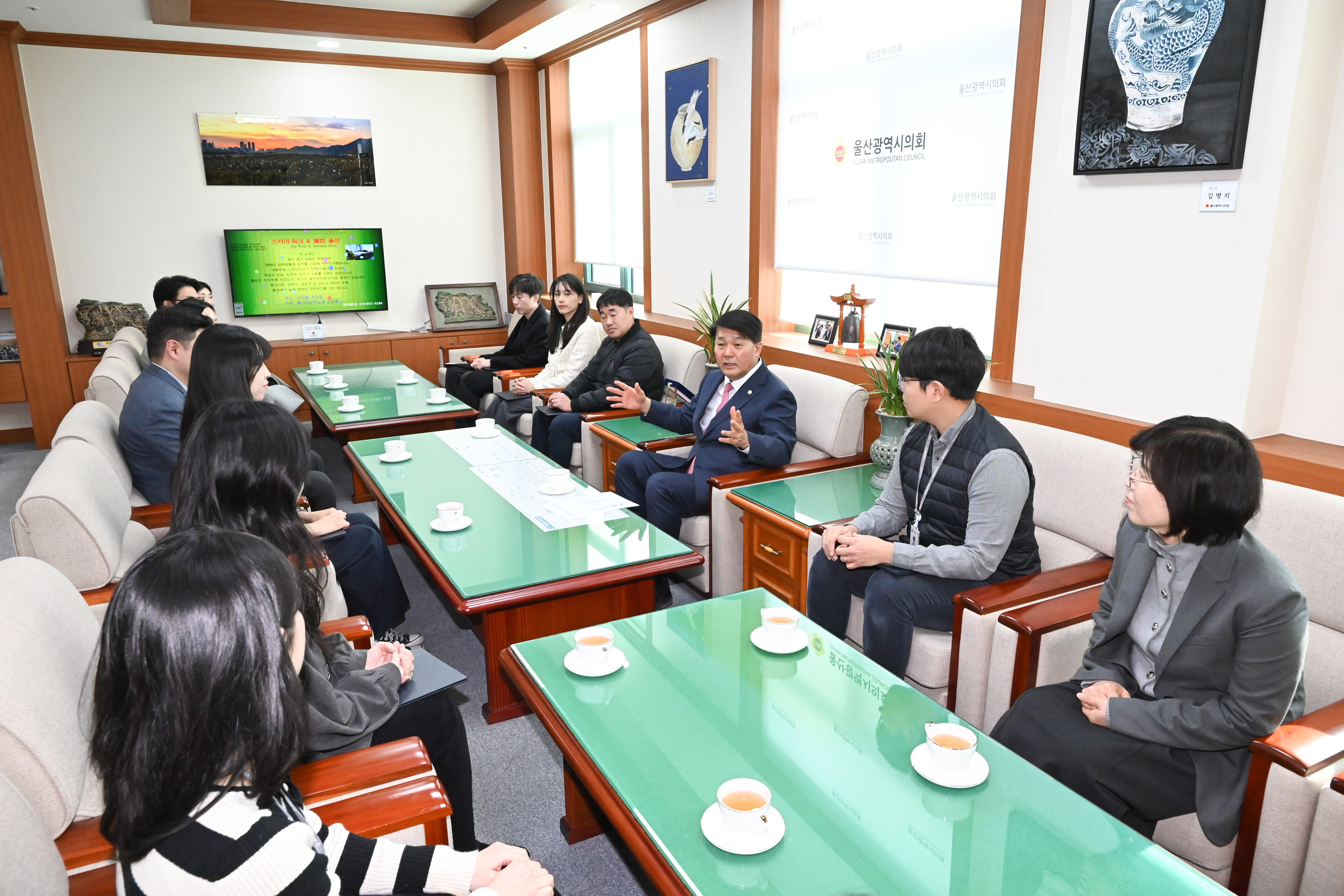 이성룡 의장, 정기인사 발령자들과 환담2