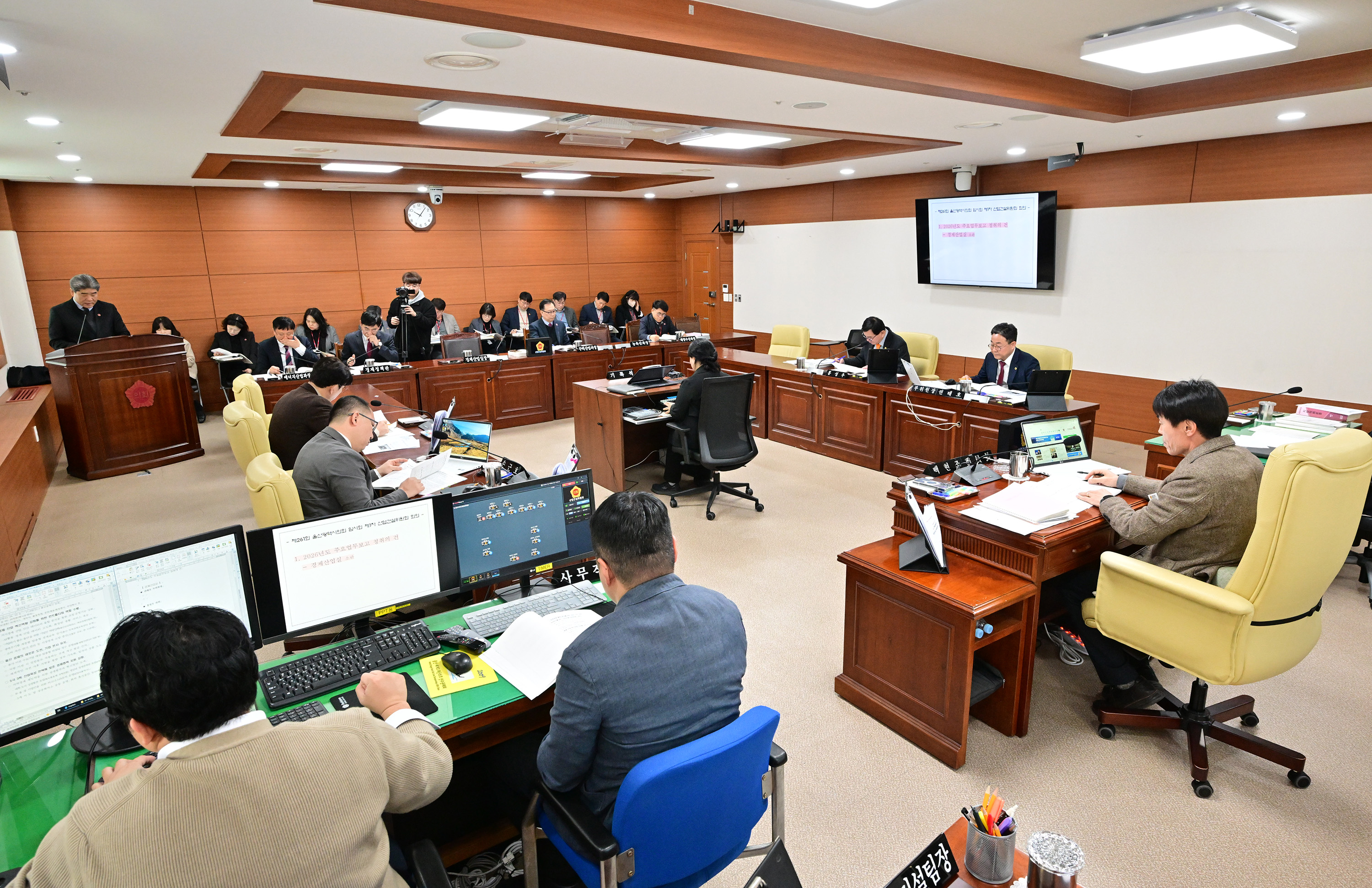 산업건설위원회, 경제산업실 소관 2026년도 주요업무보고 청취3