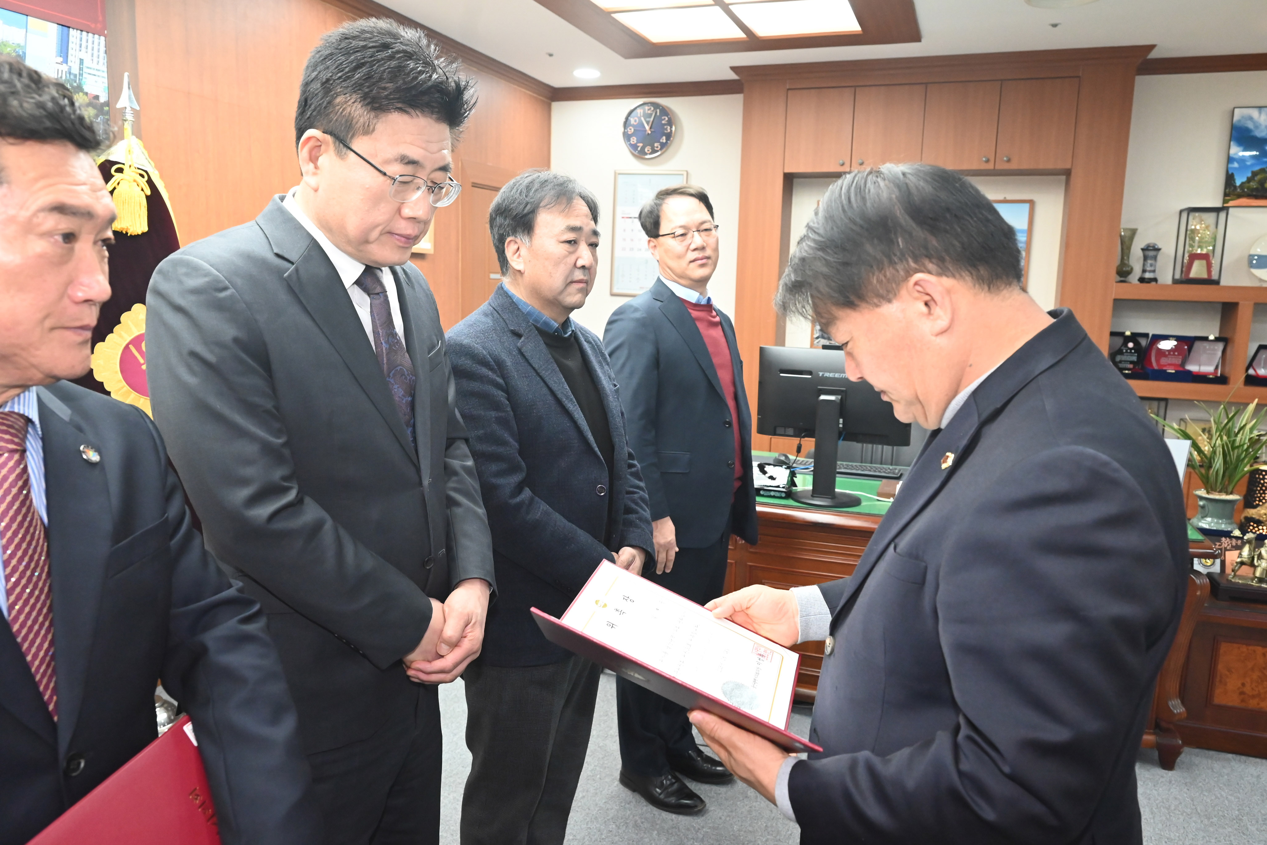 이성룡 의장, 윤리심사자문위원회 위원 위촉장 수여5