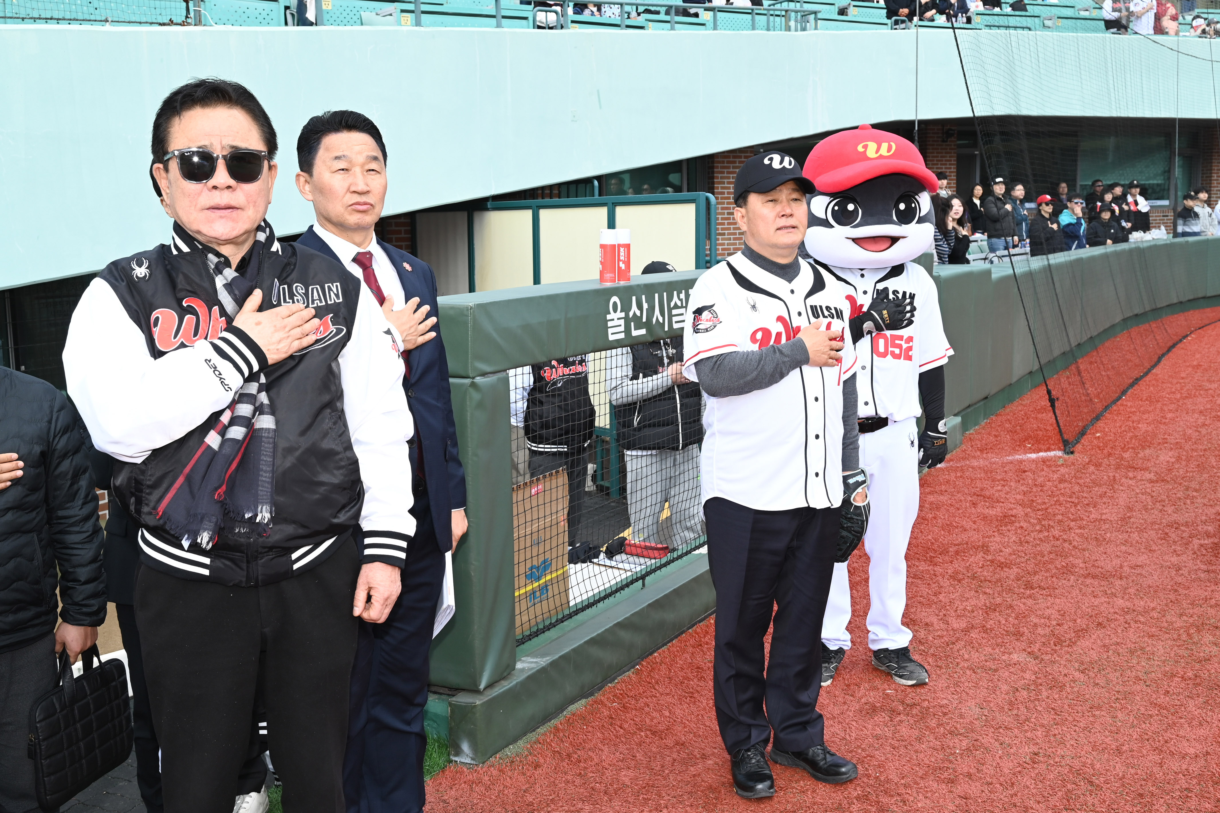 이성룡 의장, 울산웨일즈 홈경기 시구2