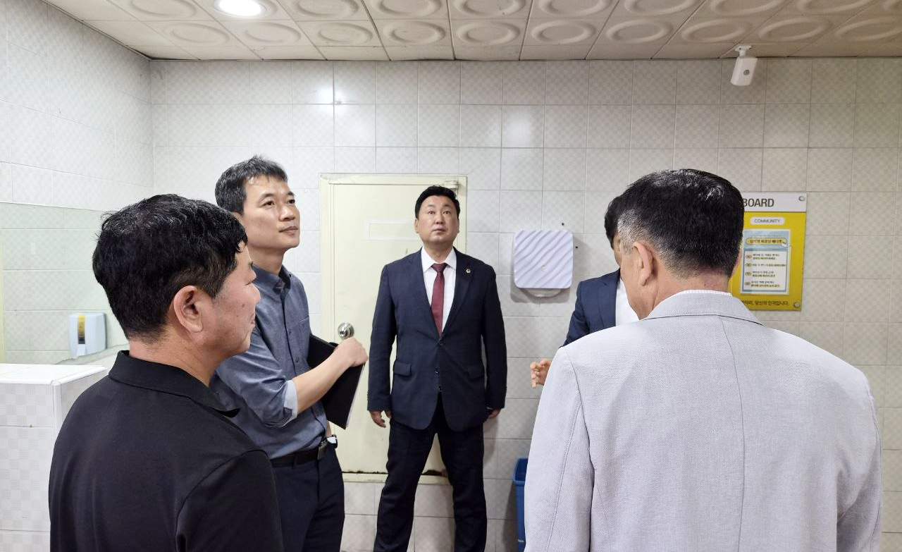 안대룡 교육위원장, 문수고 화장실 환경개선 및 안전시설 점검3