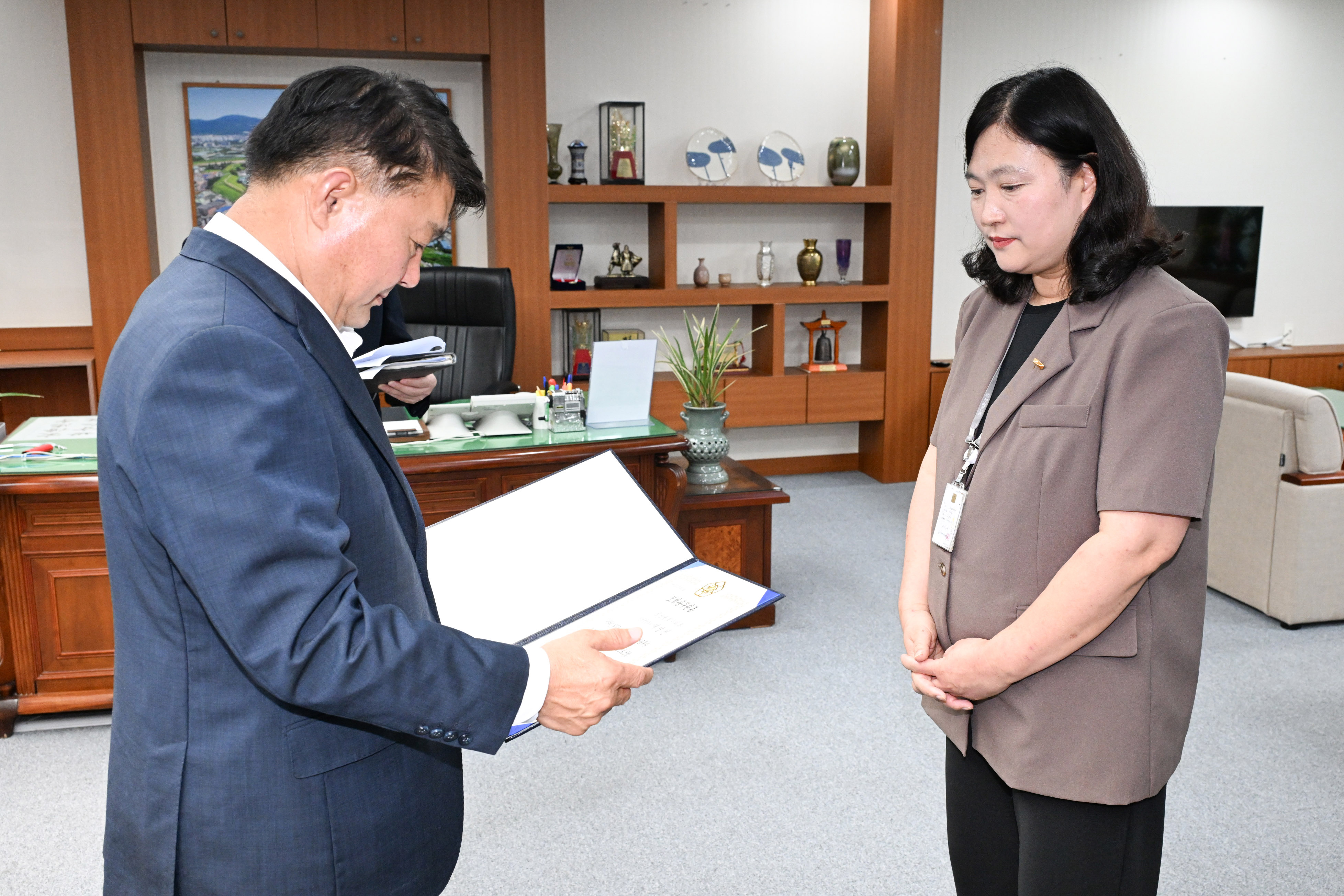 이성룡 의장, 모범공무원 및 자랑스러운 공무원 표창 수여2