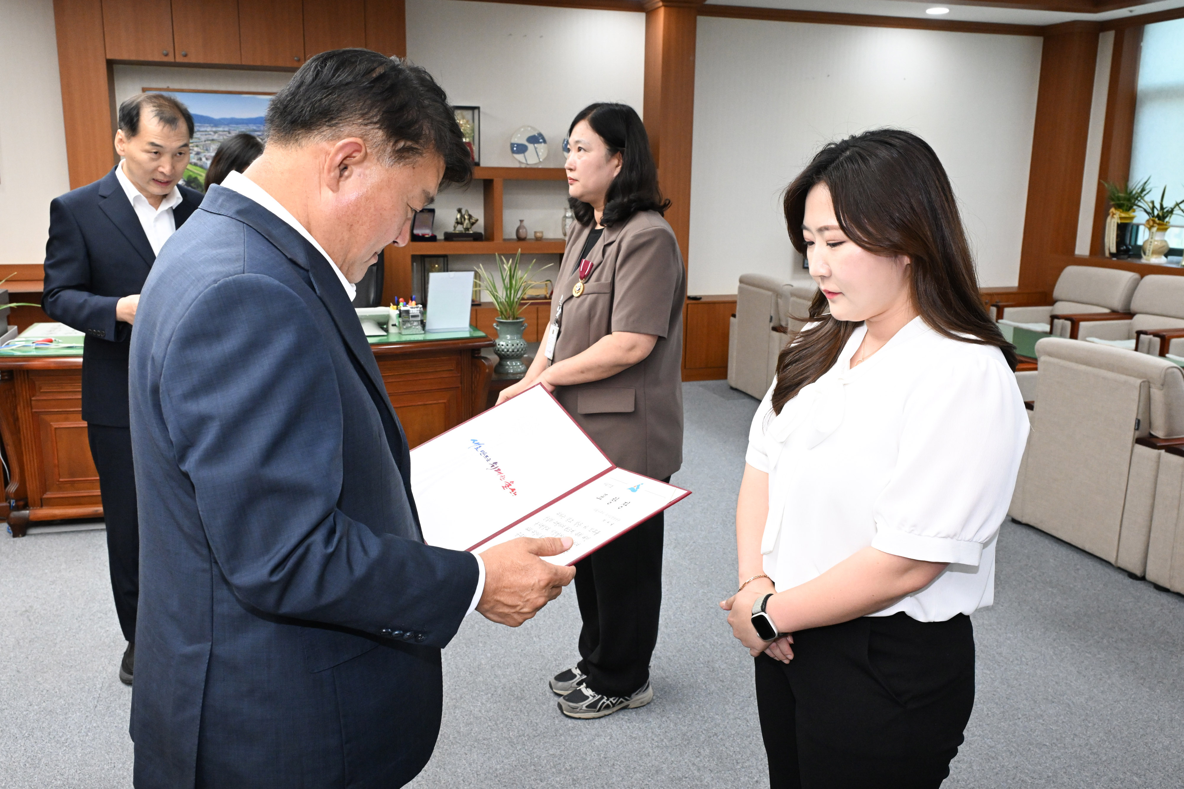 이성룡 의장, 모범공무원 및 자랑스러운 공무원 표창 수여3