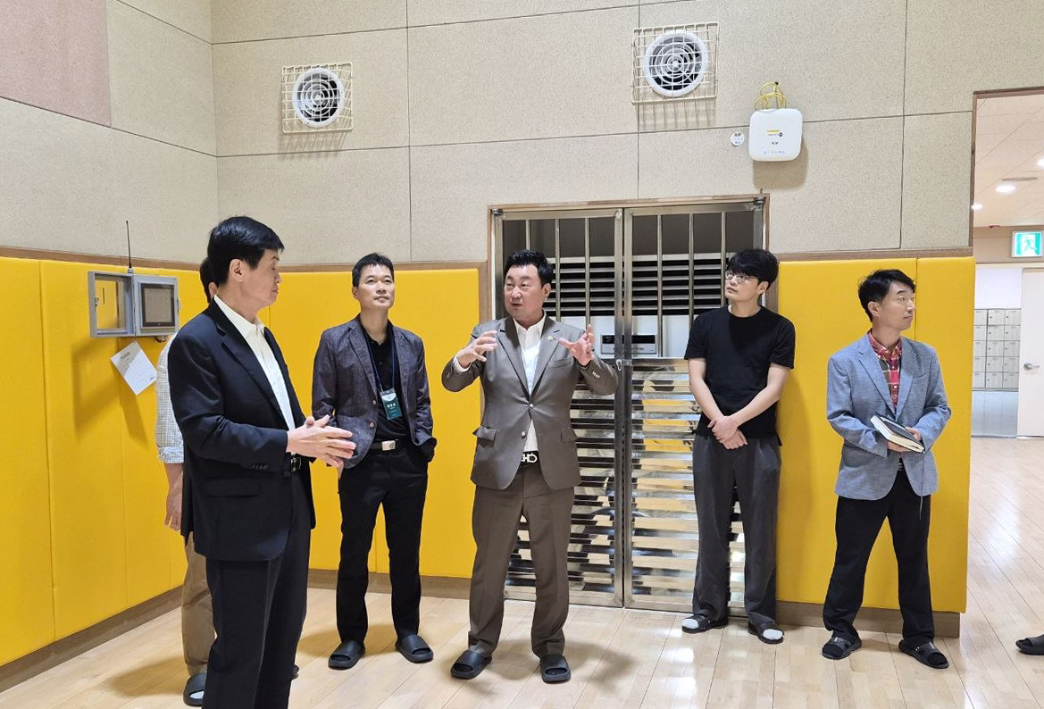 안대룡 의원, 서사초 학교 현안 청취 및 강당 시설 점검1