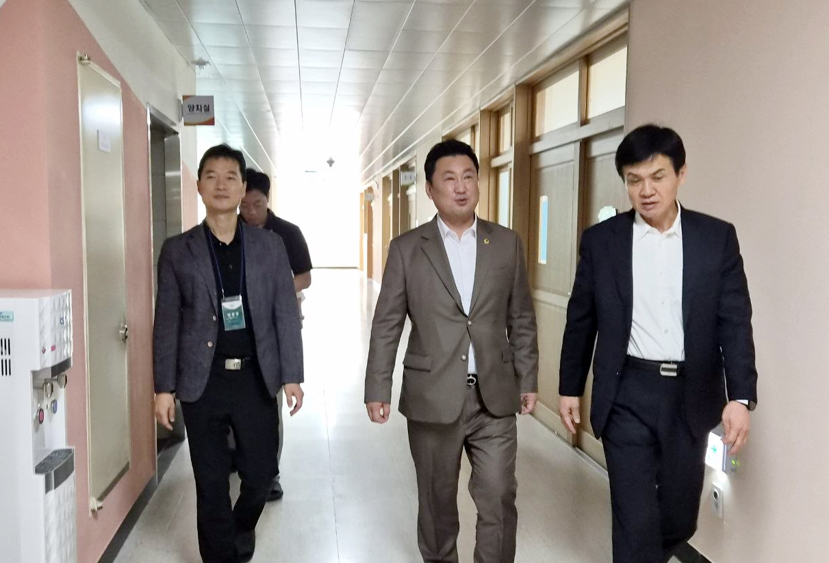 안대룡 의원, 서사초 학교 현안 청취 및 강당 시설 점검4