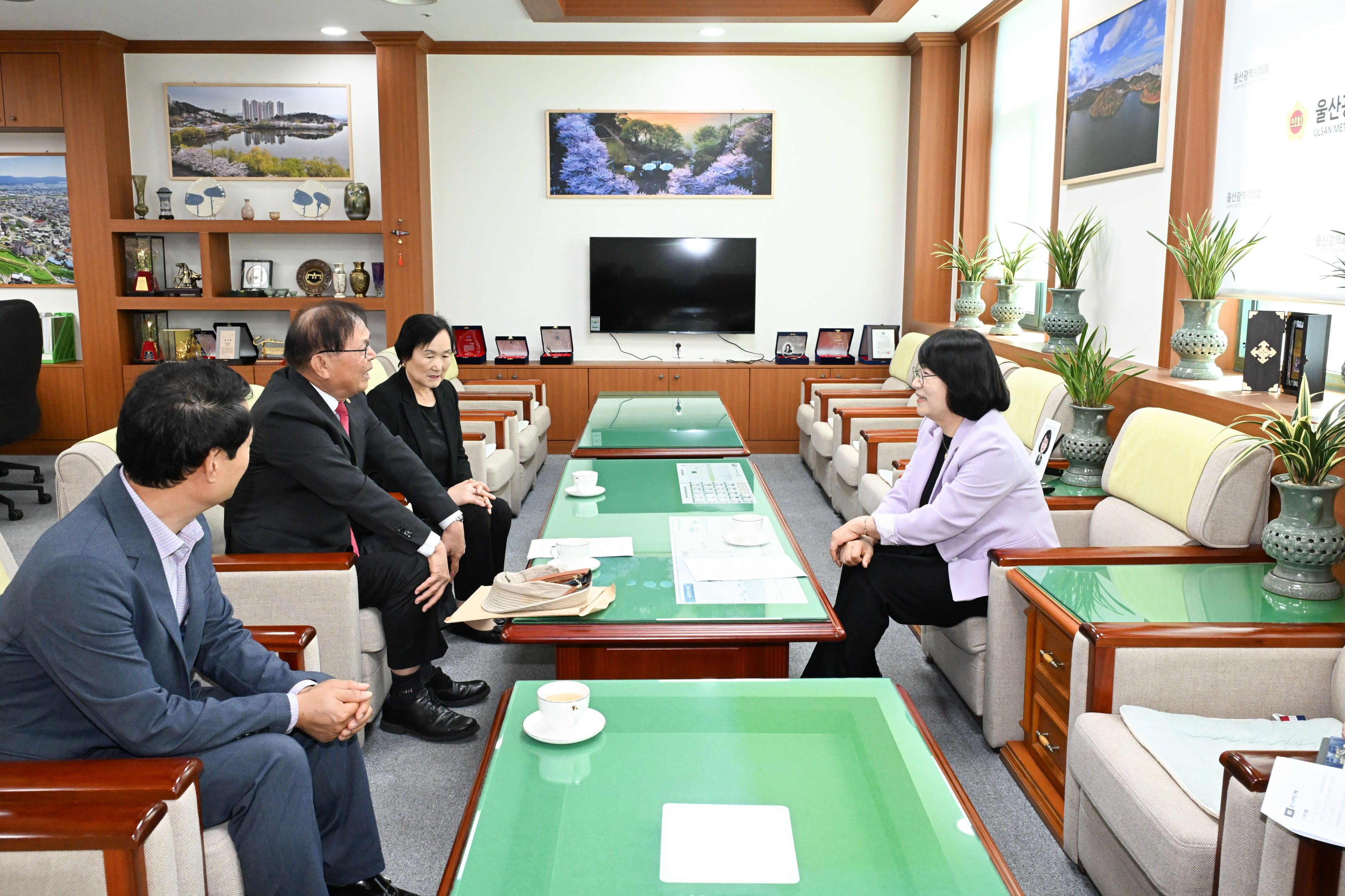이영해 의장, 홍순권 (사)효사관학교 교장 환담2