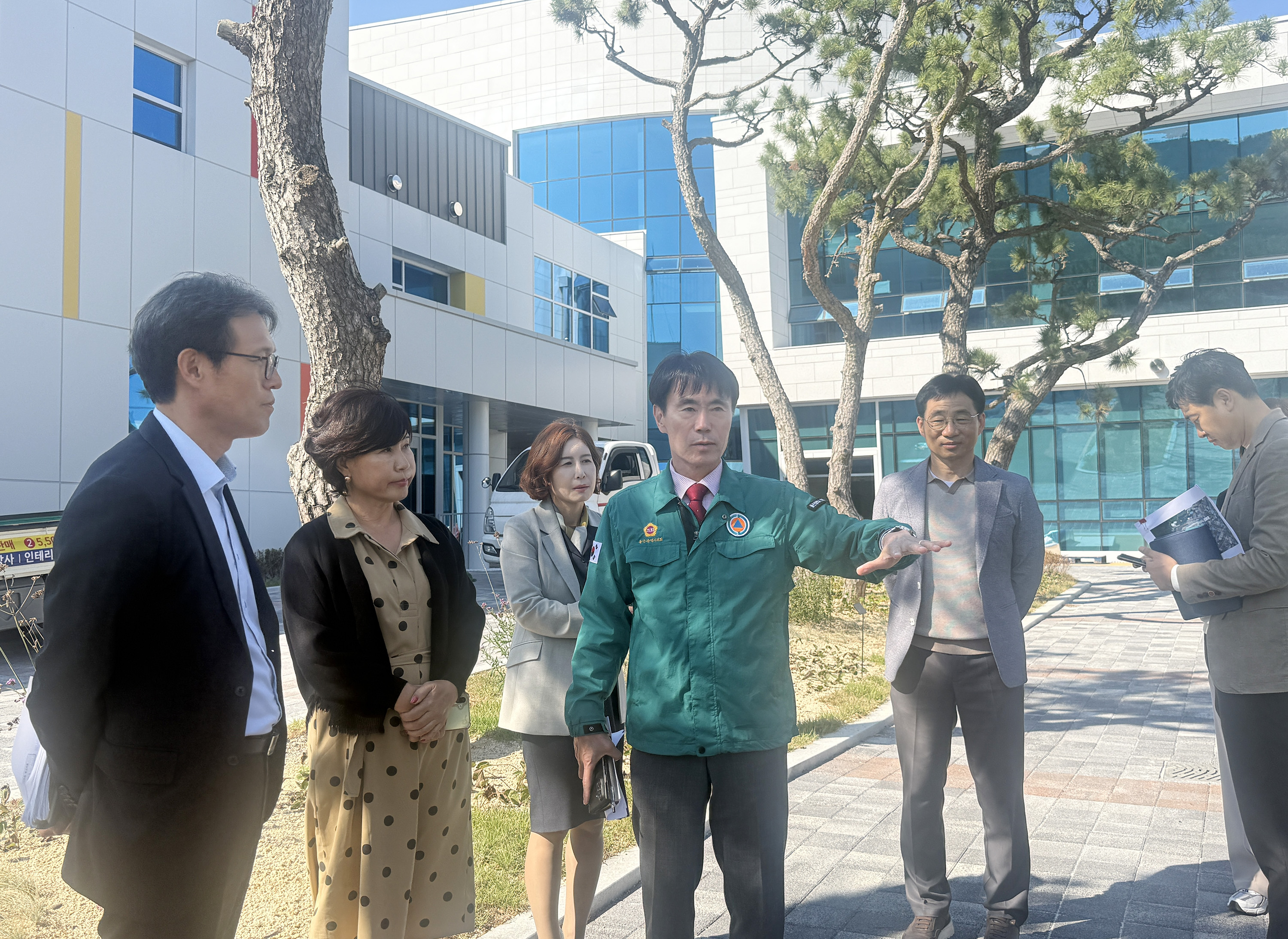 백현조 산업건설위원장, 미래교육관 체육시설 철거 현장 확인2