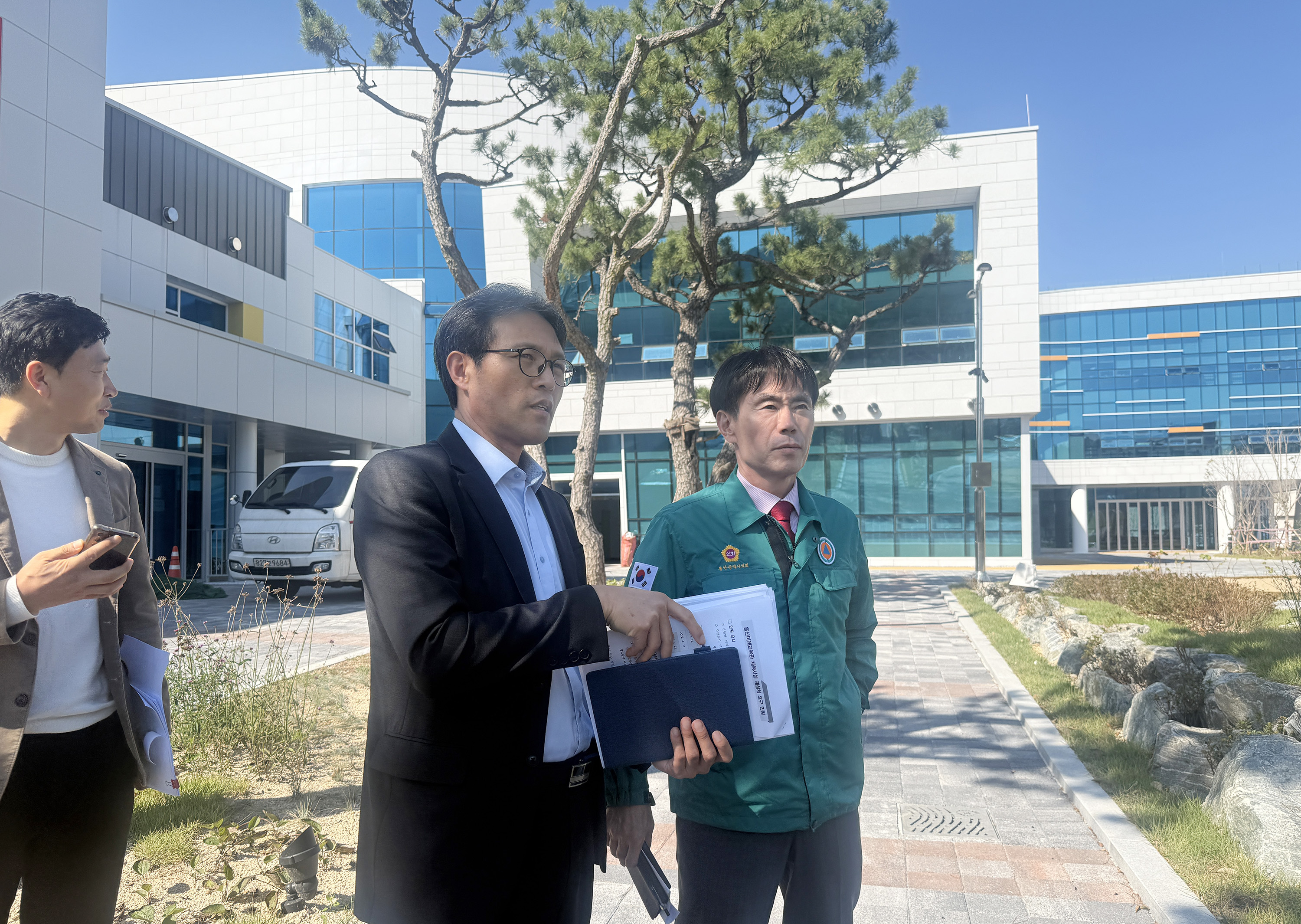 백현조 산업건설위원장, 미래교육관 체육시설 철거 현장 확인4