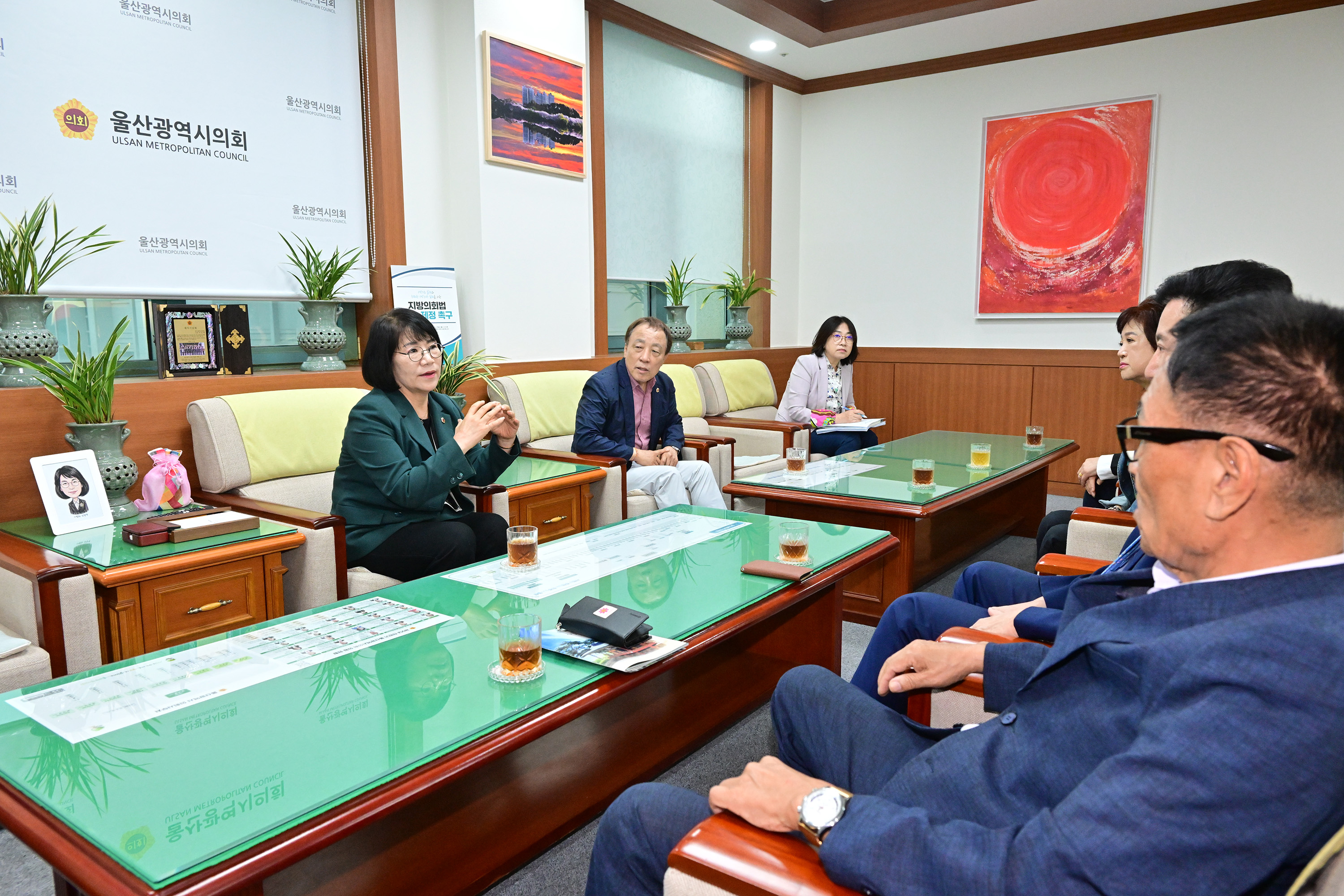 이영해 의장, 통신사 이예위원회(위원장 정종희) 환담3